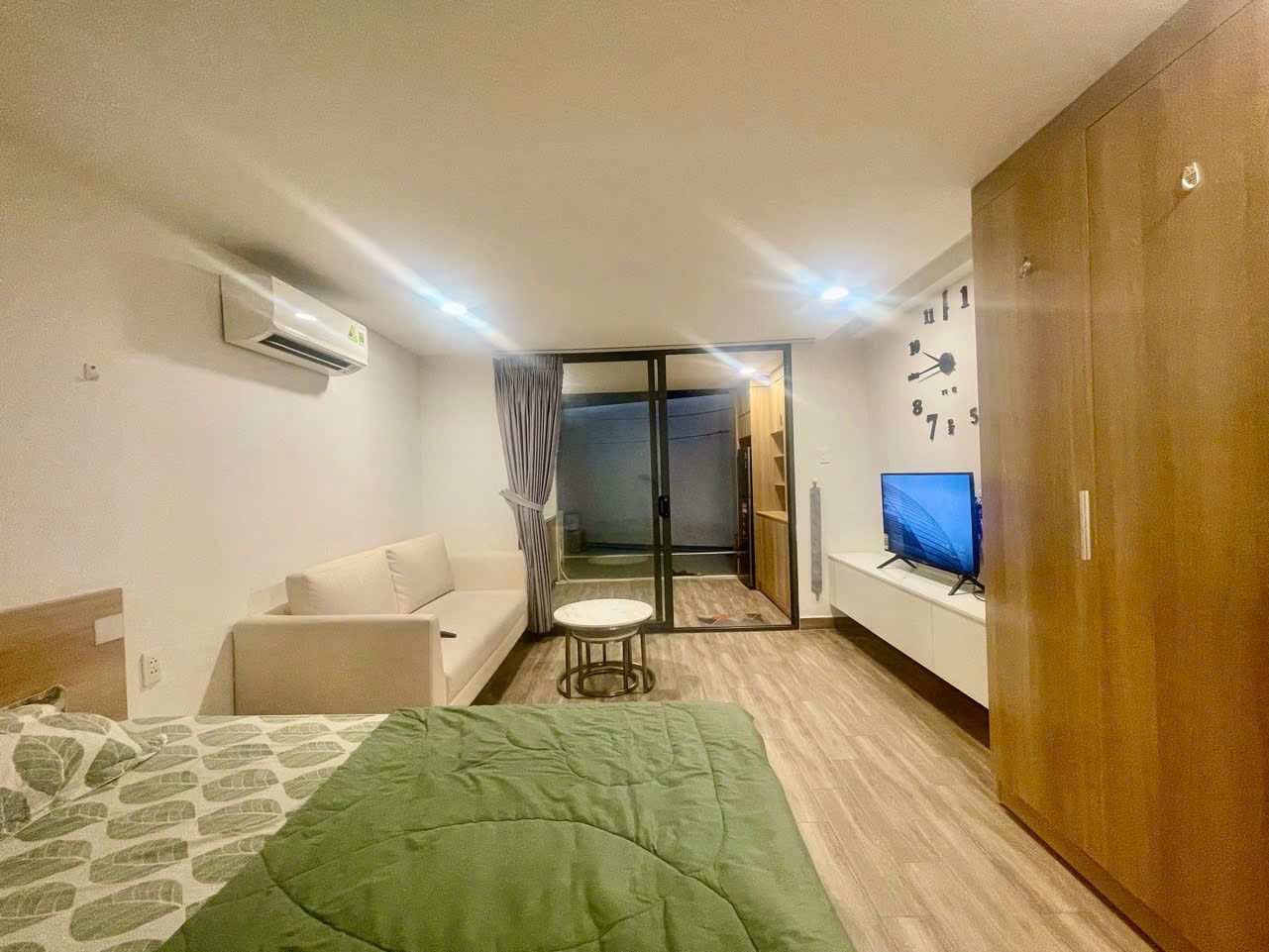 Giường và cửa sổ