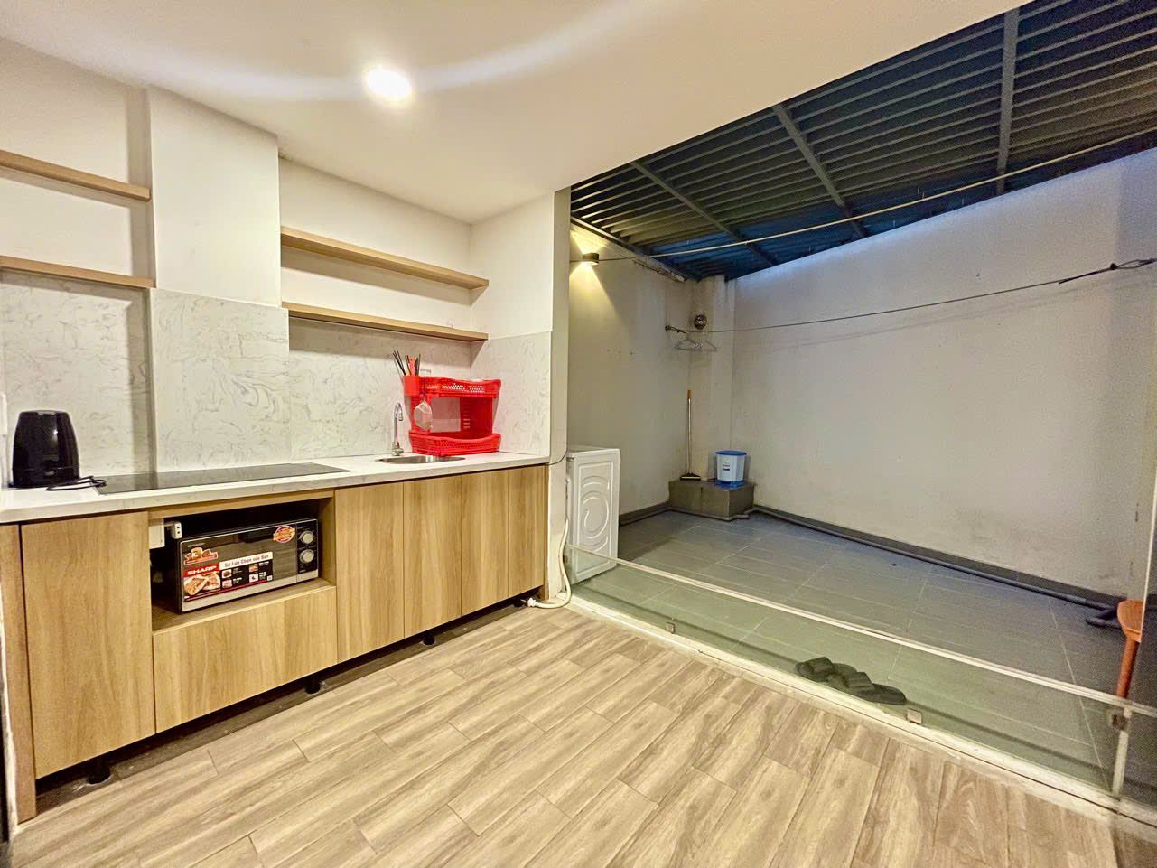 Bếp và sân trong