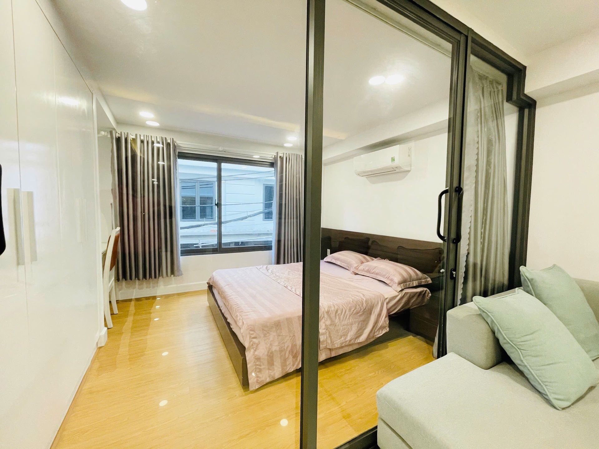 Giường nhìn từ phòng khách