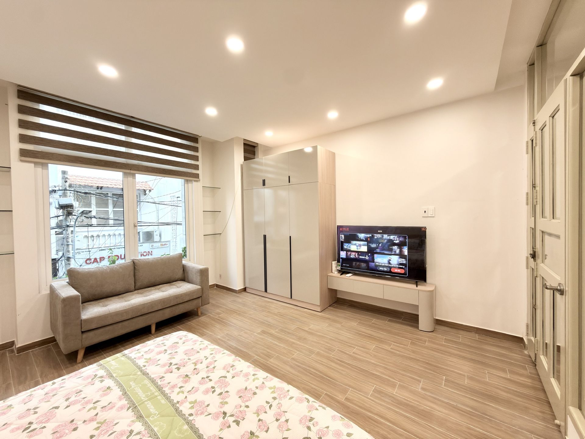 Sofa và cửa sổ