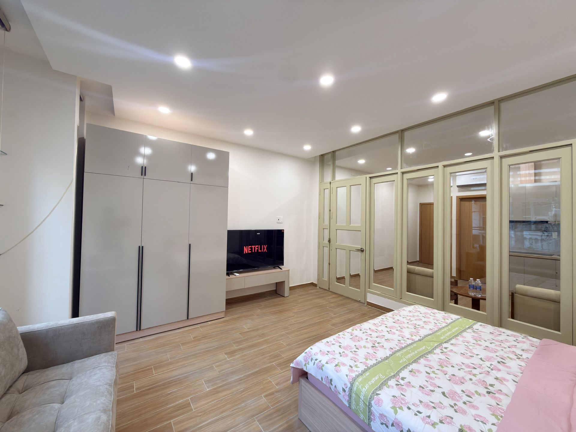 Giường và ti vi