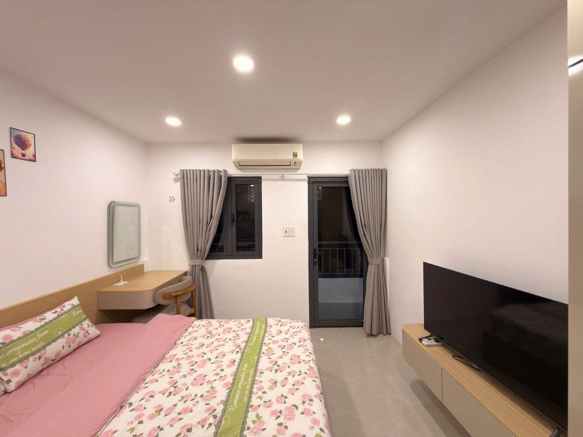 Giường và ti vi