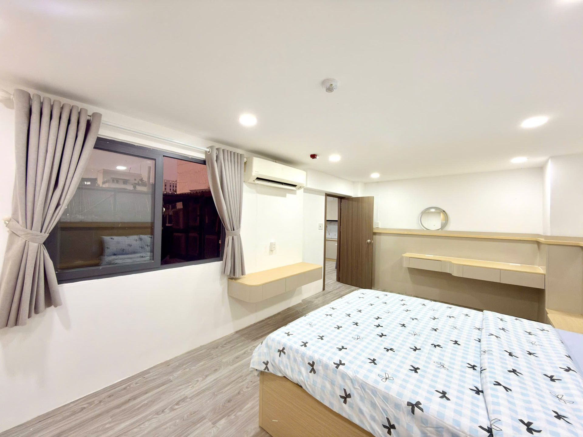 Giường và cửa sổ