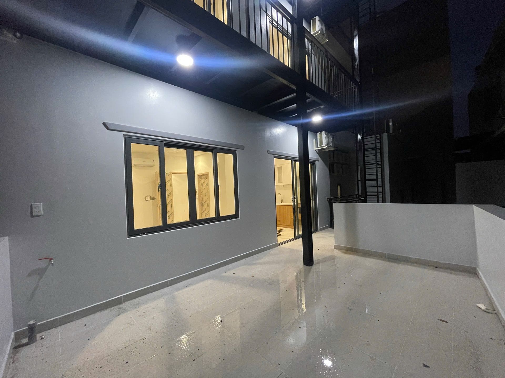 Ban công sân vườn lớn