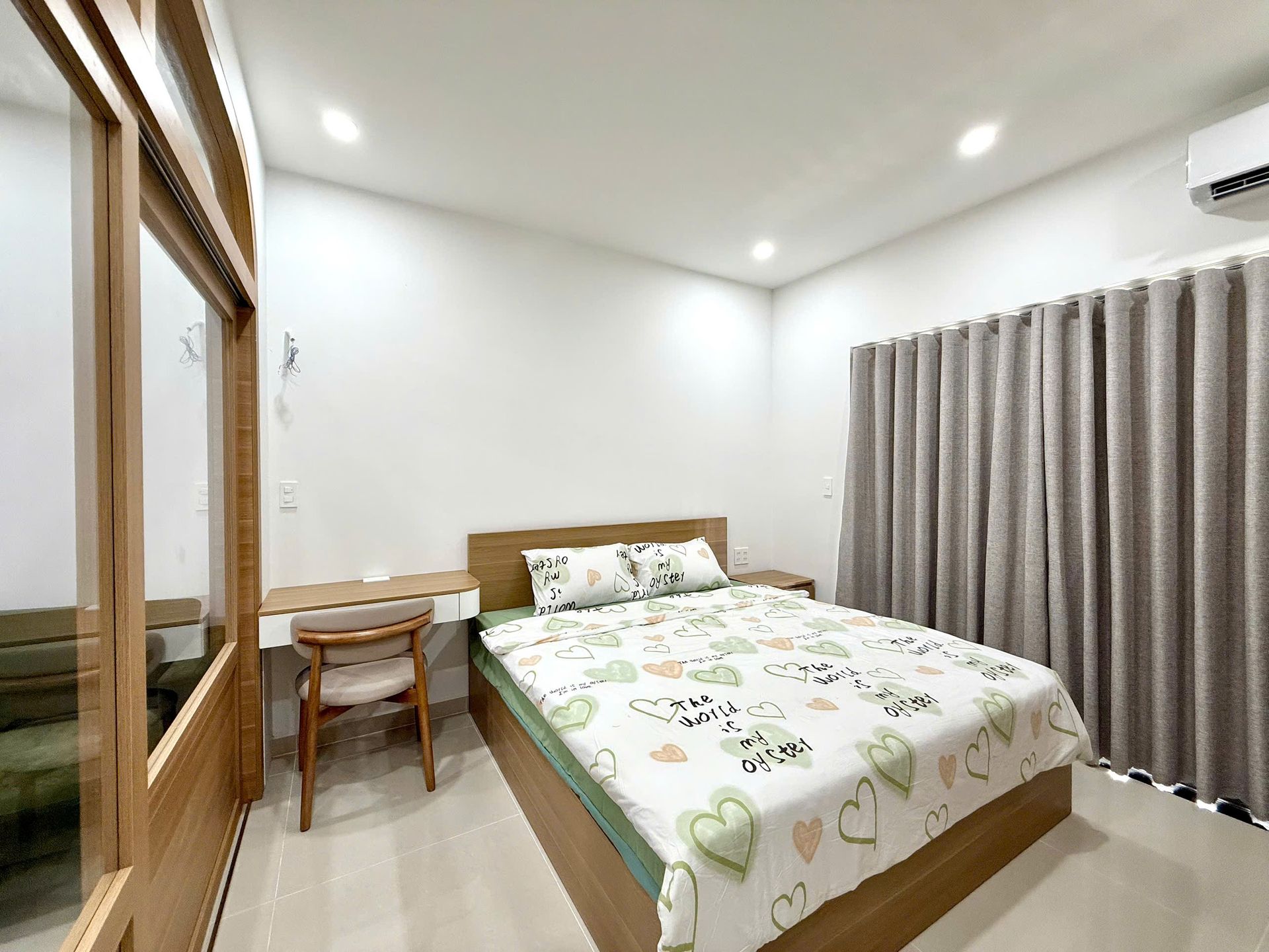 Giường và gương