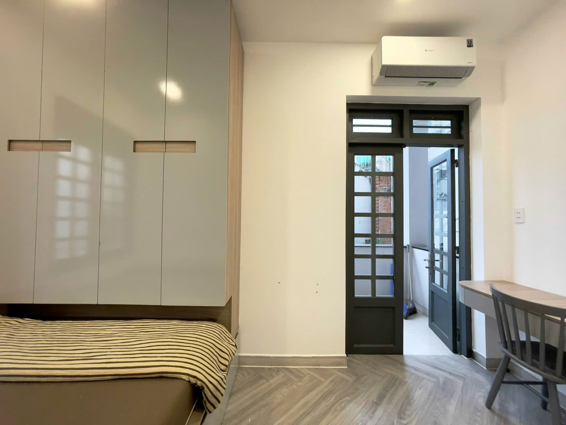 Tủ áo và cửa