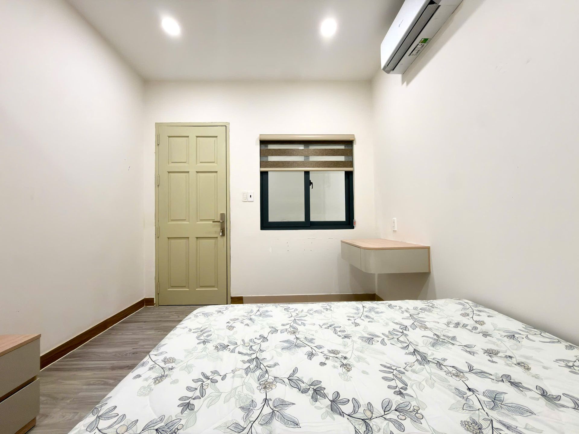 Giường và cửa sổ
