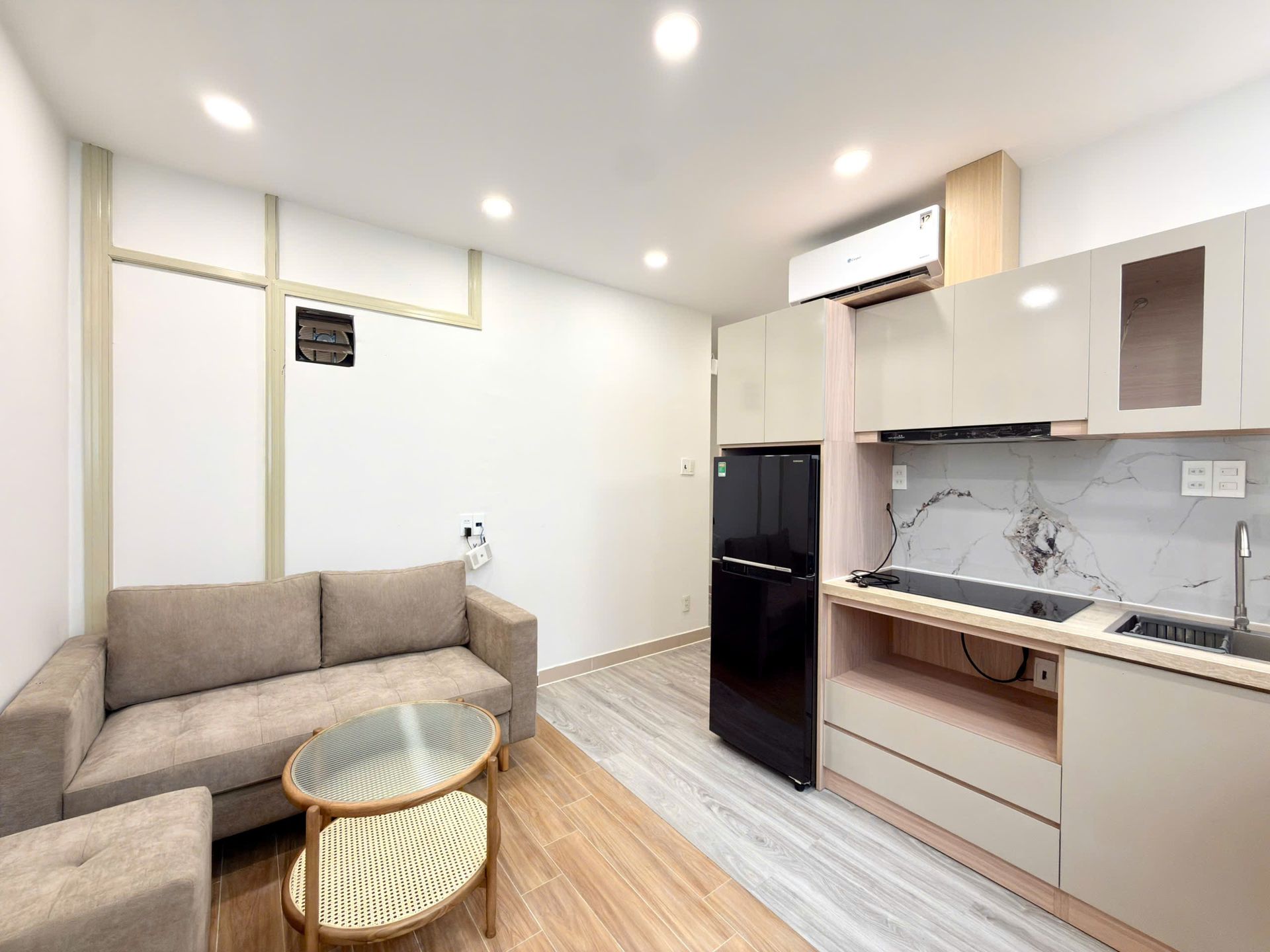 Bếp và sofa
