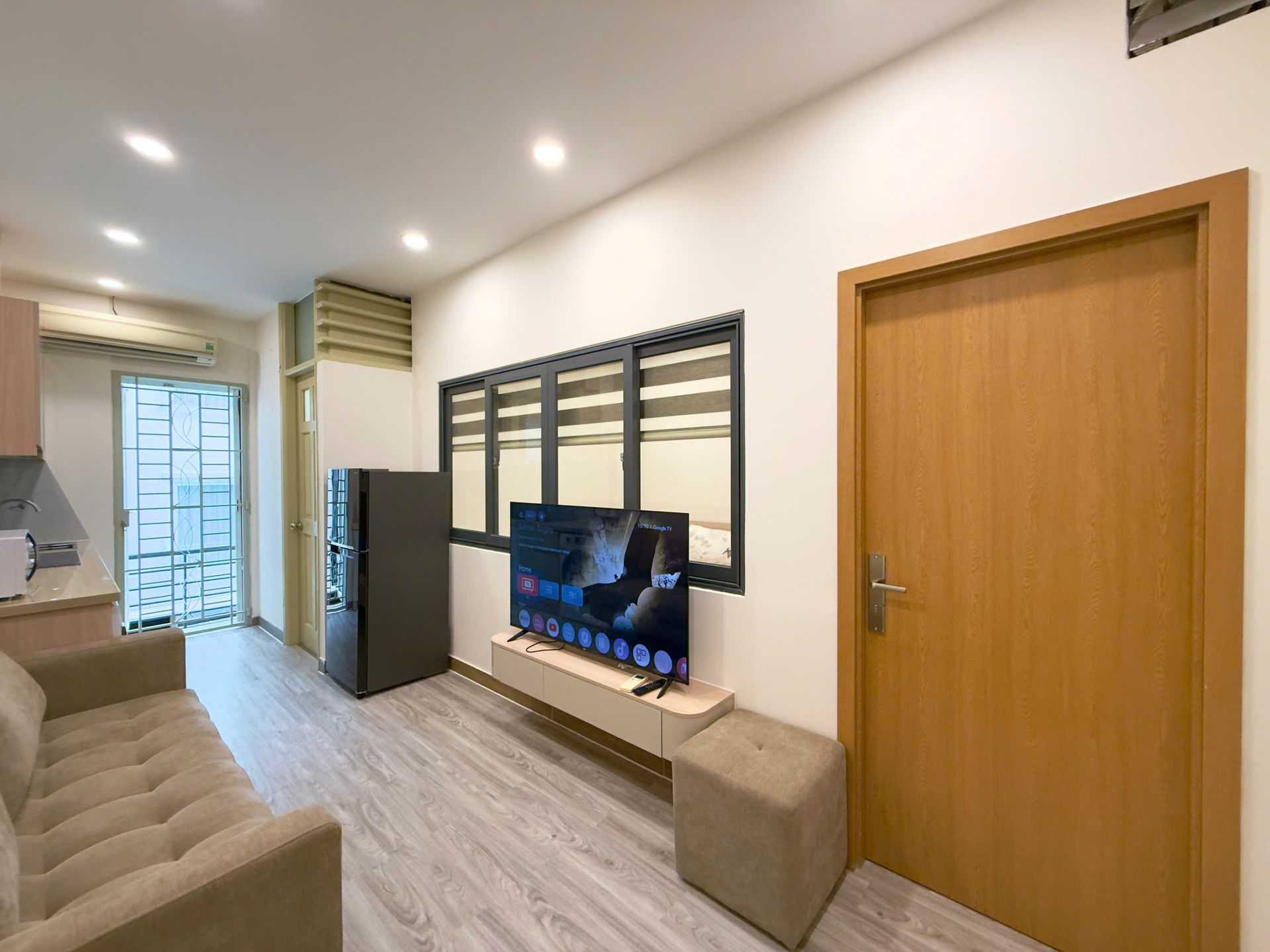 Ti vi và cửa phòng