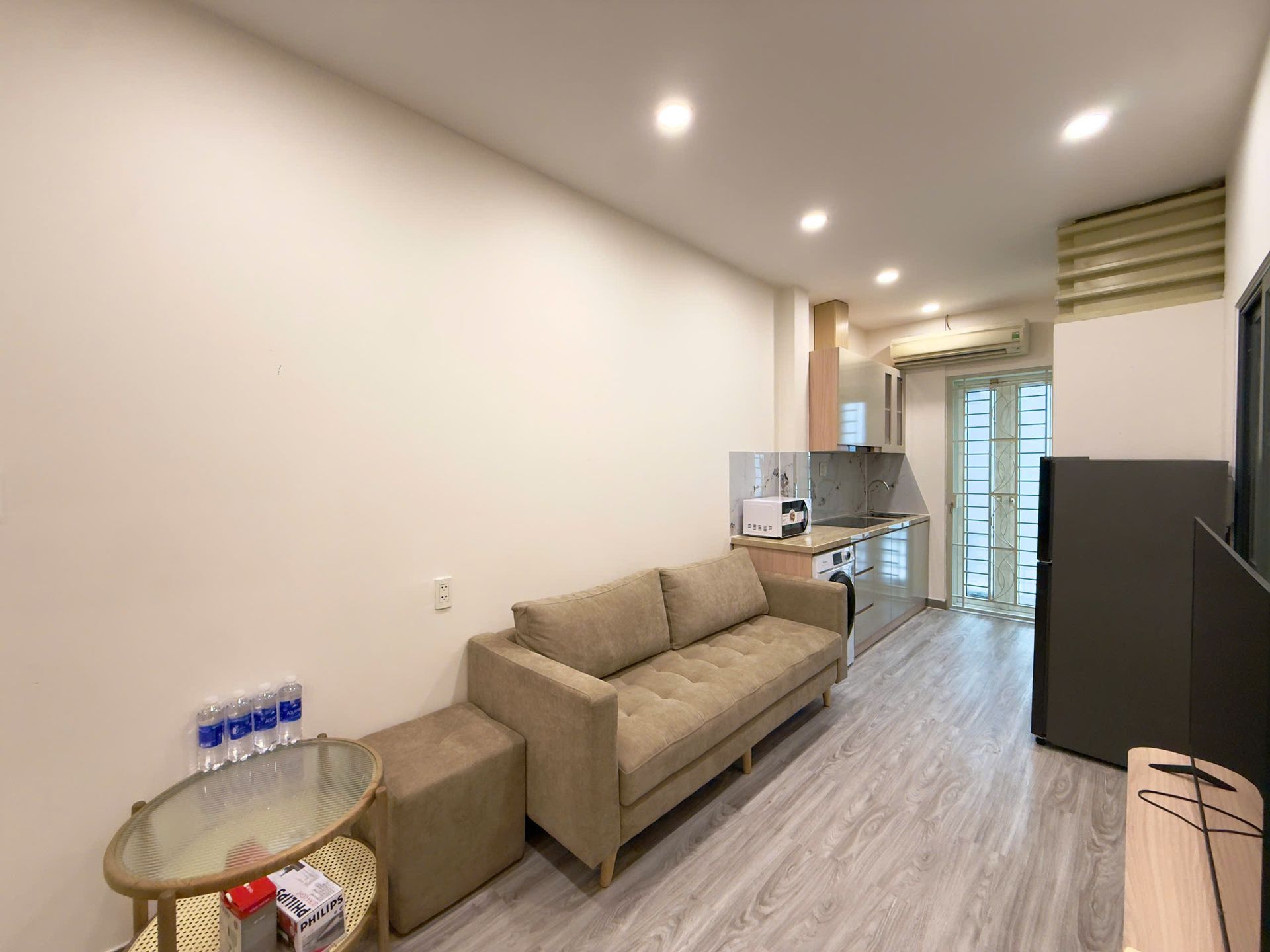 Sofa và cửa sổ