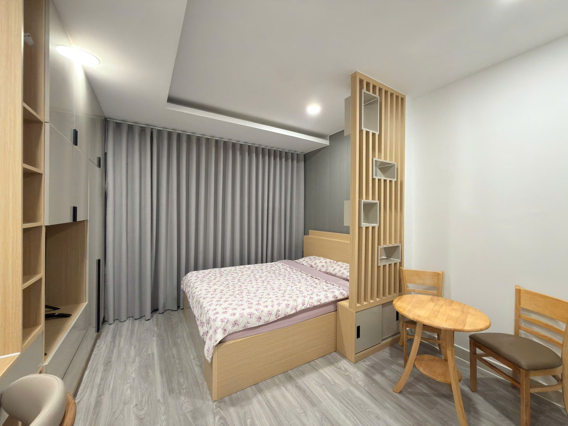 Giường và kệ gỗ