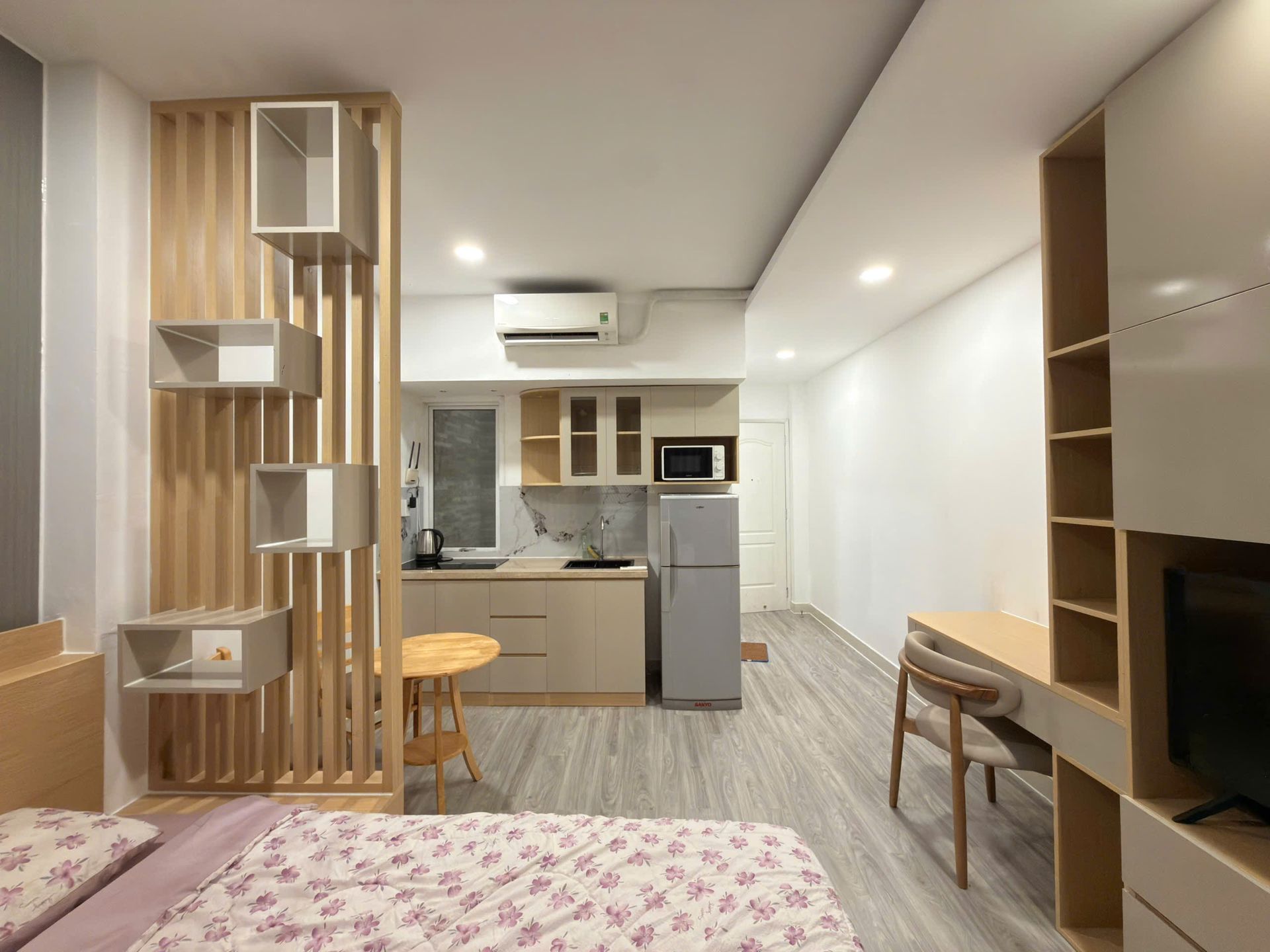 Vách gỗ và bếp