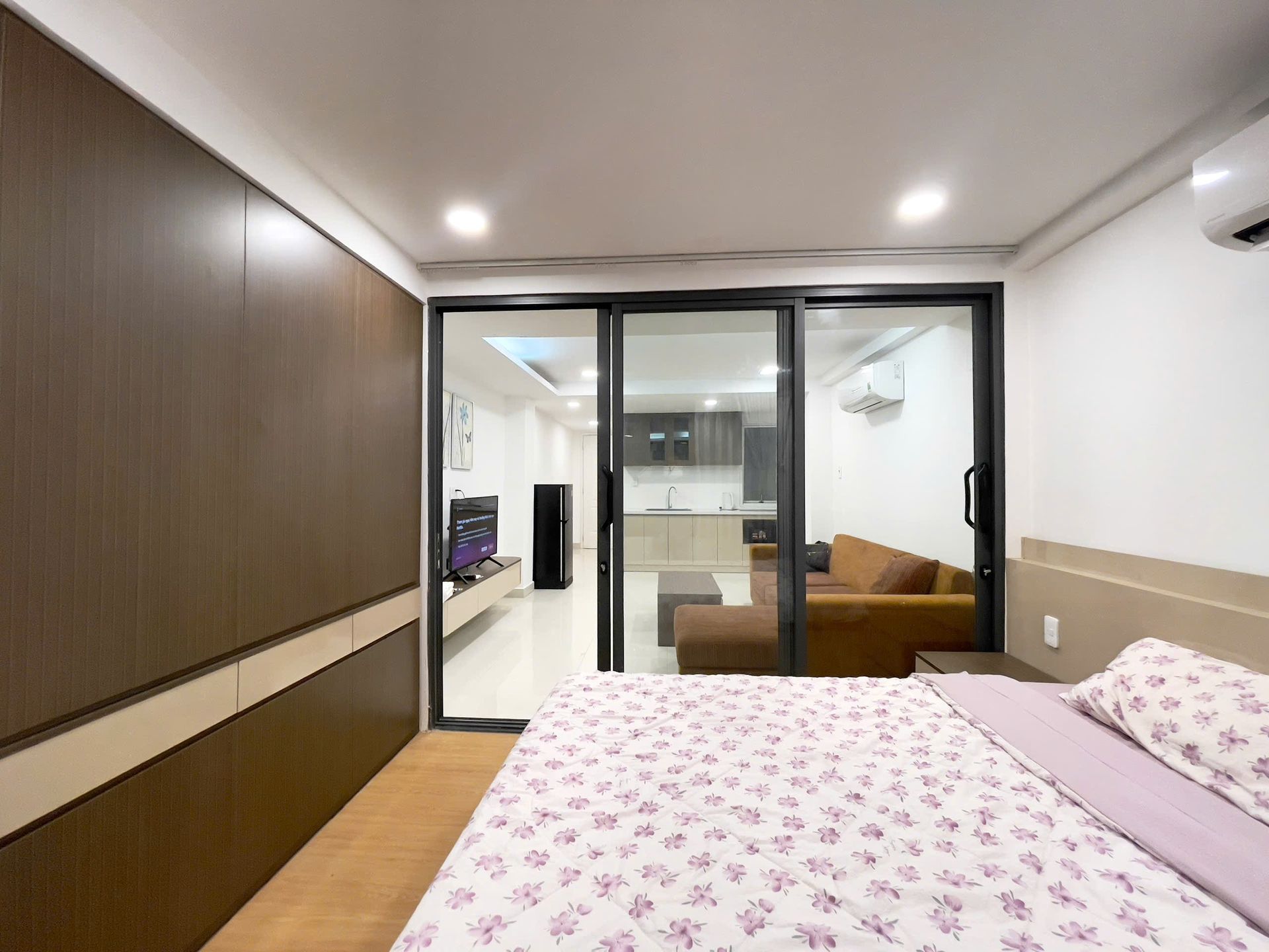 Giường nhìn ra phòng khách