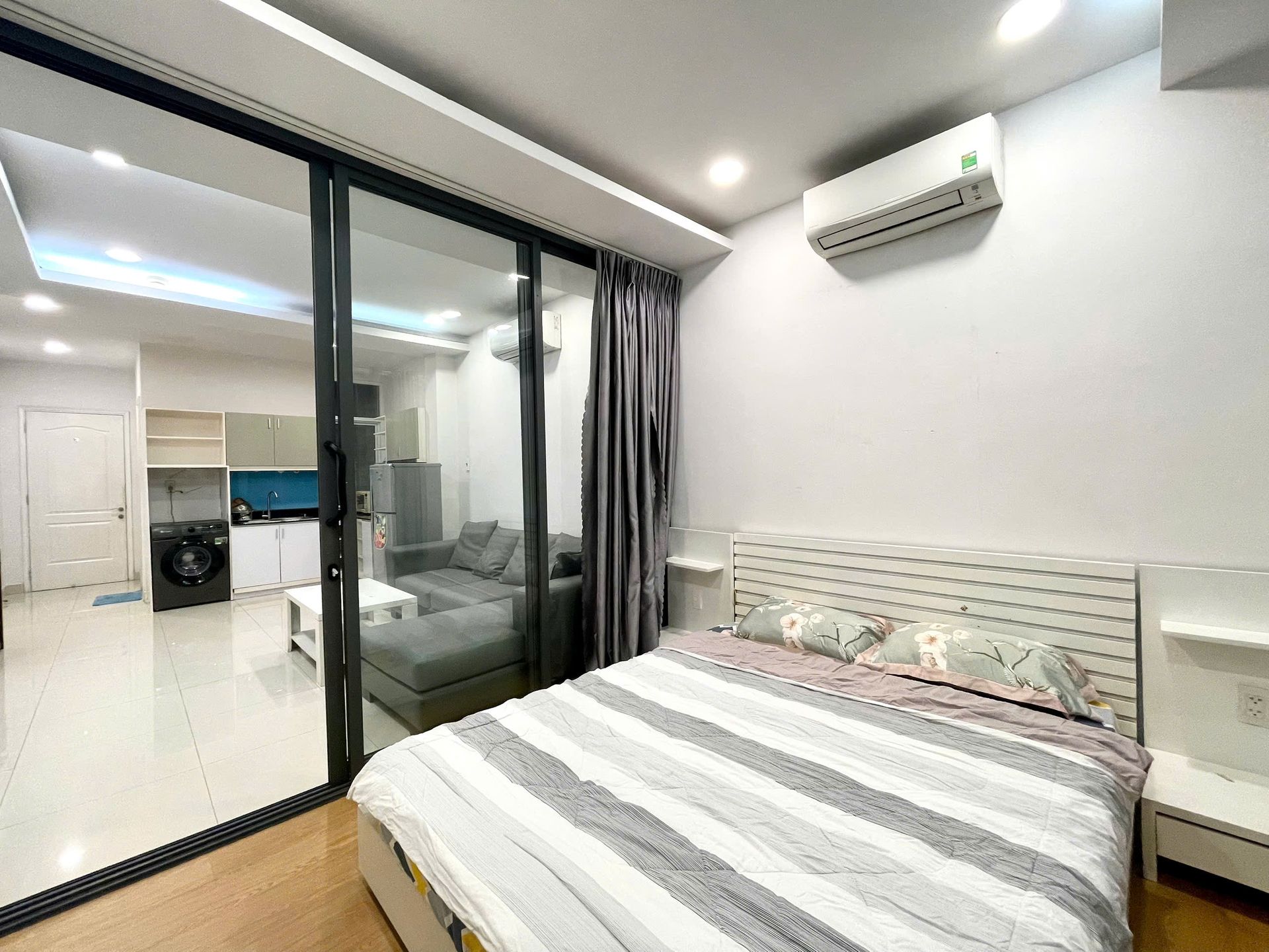 Giường nhìn ra phòng khách
