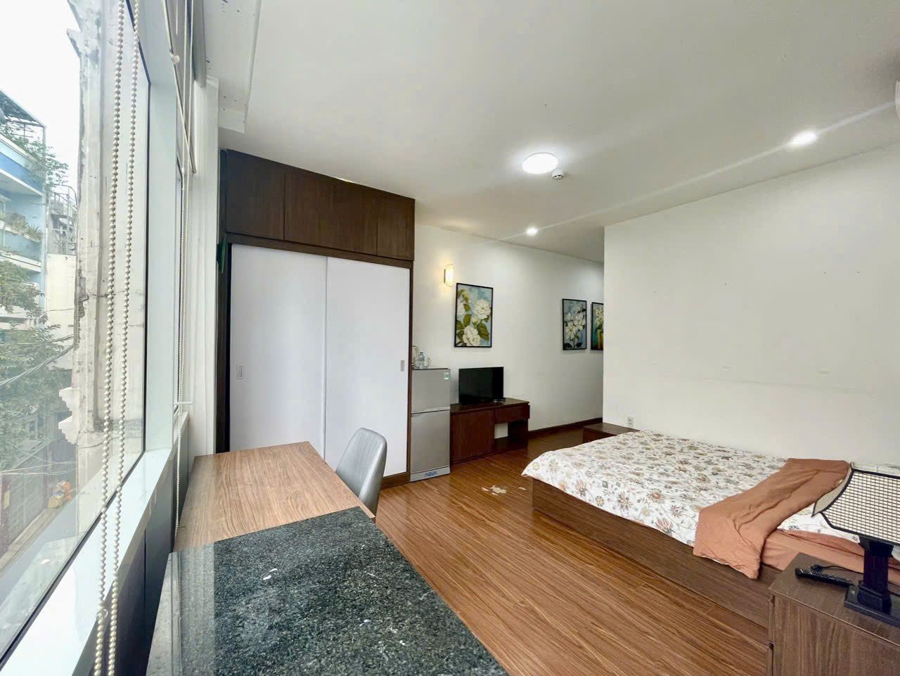 Giường và cửa sổ