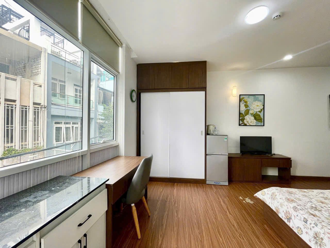 Bàn cạnh cửa sổ