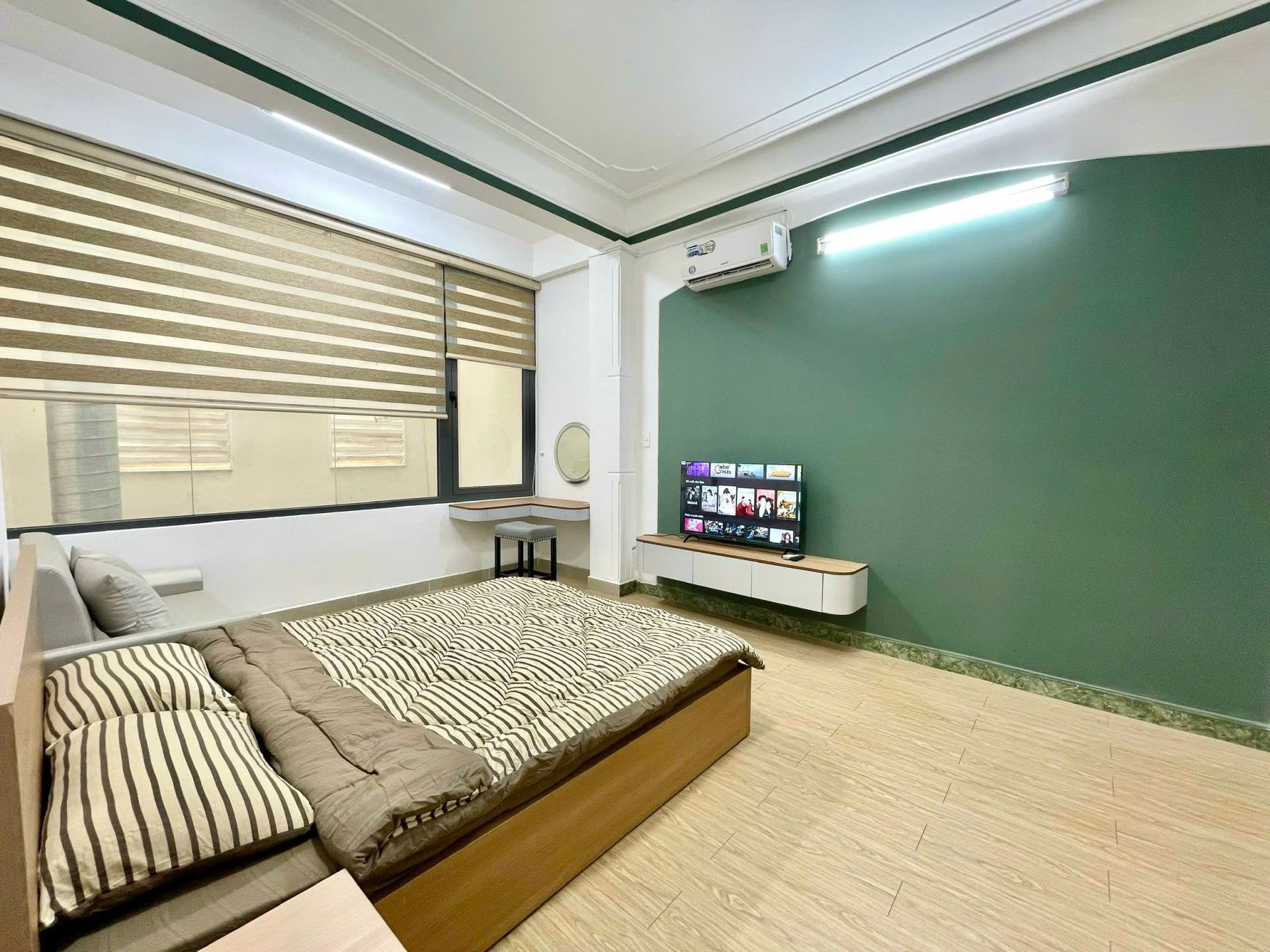 Giường và ti vi