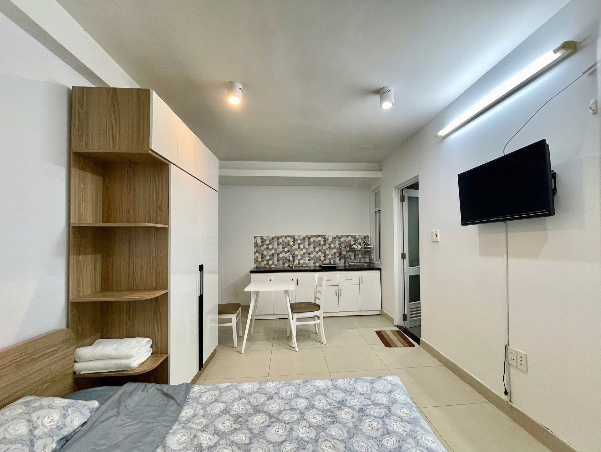 Giường và ti vi