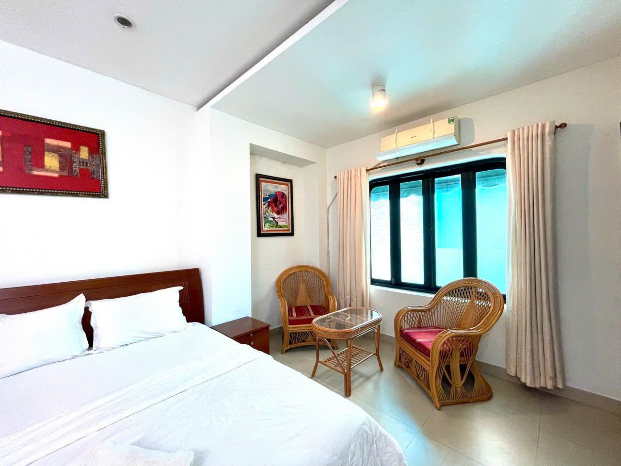 Bàn ghế cạnh cửa sổ